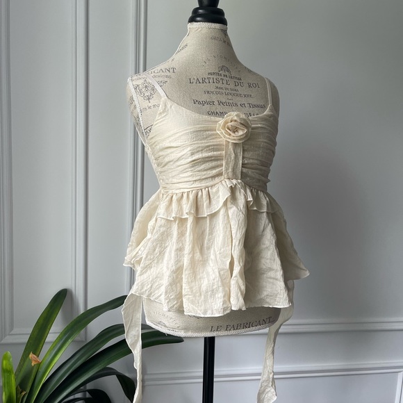 Elegant Cream Sleeveless Top - Picture 2 of 5